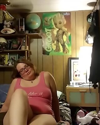 Shaking that perfect fat ass and rubbing her pussy